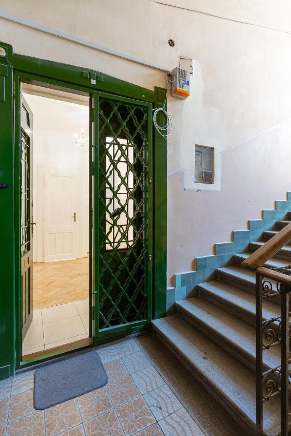 Garys Bright And Spacious Two Bedroom Flat Near Danube Budapest Extérieur photo
